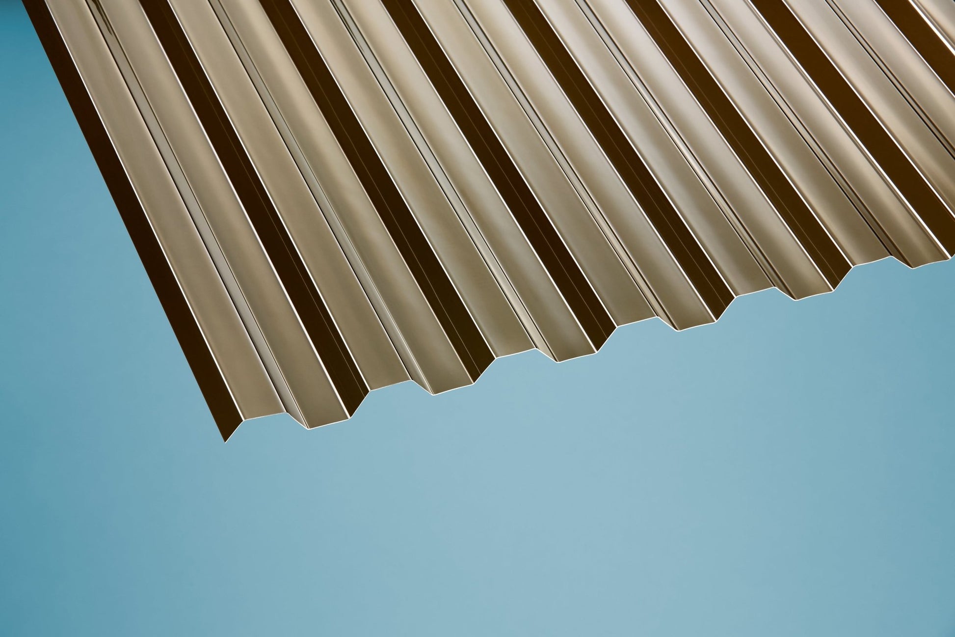 Profilplatte Polycarbonat 0,8mm Basic T bronze - Lösung für leichte, lichtdurchlässige Überdachungen - Plattenprofi24